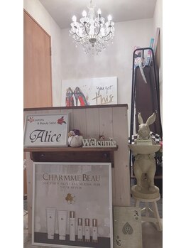 アリス(Alice)/シャンデリアがお洒落な店内♪