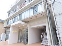 フウ(FUU)/1階に美容院の入った建物