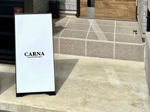 カルナ(CARNA)/お店の目印は白い看板
