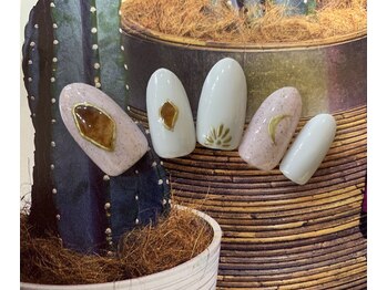 クイーナクルー(QUEENA CLUE)/天然石ネイル