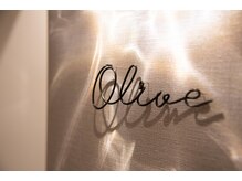 オリーブ(olive)/入り口を彩る照明とロゴサイン