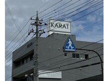 駐車場はビル左側にございます（KARAT印字有）