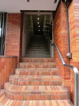 赤レンガで、とても見つけやすい。