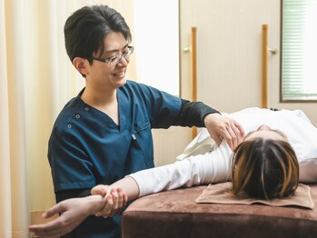 やす鍼灸接骨院の写真/つらい肩こり・腰痛に◎鍼で深部を、整体で歪みを整える！根本からリセットして毎日を軽やかに♪