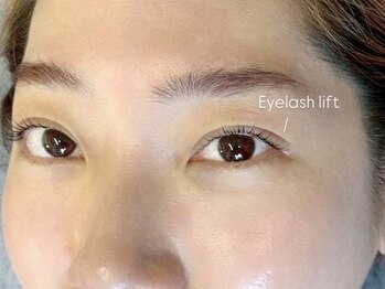 ハリウッドブロウリフト ワクシー 青山店(HOLLYWOOD BROW LIFT WAXYYY.)/『朝から夜までカールが続く』