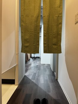 <ガチガチ筋肉×強烈肩コリ> 電気を使った揉みほぐし リラクネオ 秋葉原店/入室