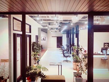 ワンストップラボ(ONE.STOP.LABO)/写真の奥に見えますドアの向こう