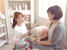 ネイルについての悩みやご希望をひとつひとつお聞きします。