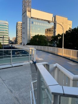 ロレインブロウ 横浜関内店/JR桜木町駅新南口から店舗へ３