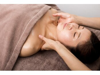 トリート(TREAT)/【顔&デコルテマッサージ4】