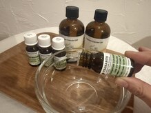 お一人お一人の体調や悩みに合わせてアロマを選びブレンドします