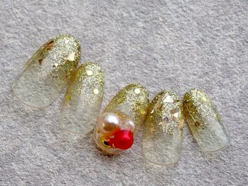 華やぎゴールドのパールネイル