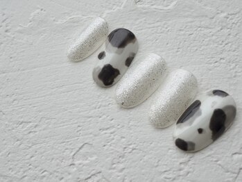 カトルナフ(quatre fois neuf)/牛柄おしゃれカウアートネイル