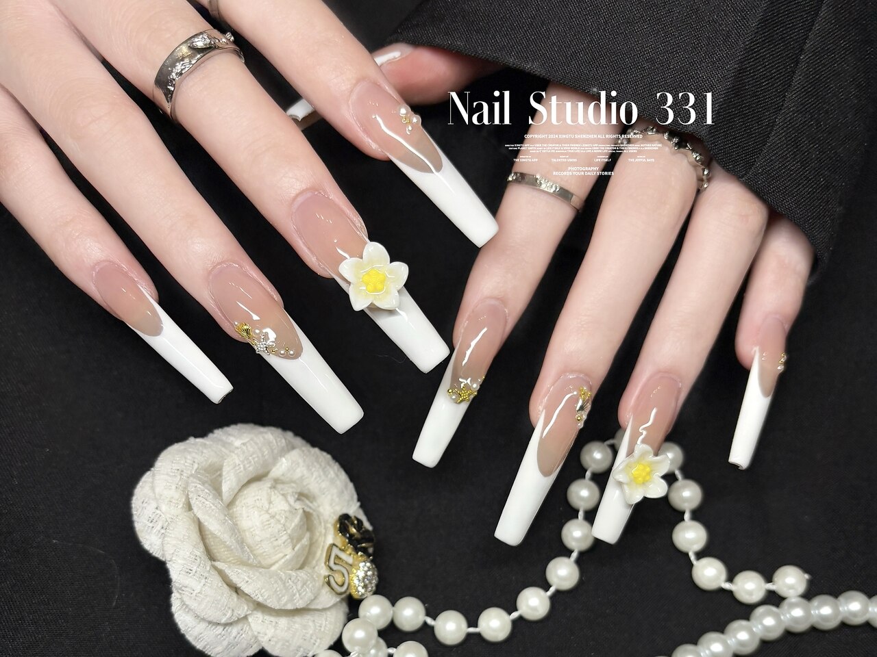 2025年-2026年冬トレンド】ホワイト スーパーロングのネイルデザイン集