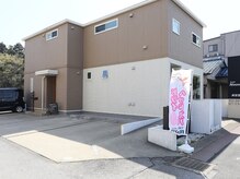 ムーン(moon)の雰囲気（駐車場はこちらの手前2台のどちらかにお停めください）