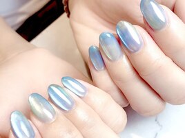 指先から涼しさを感じる海ネイル