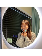 ホワイトニングショップ 大阪本町店/マウスオープナーでお口元固定