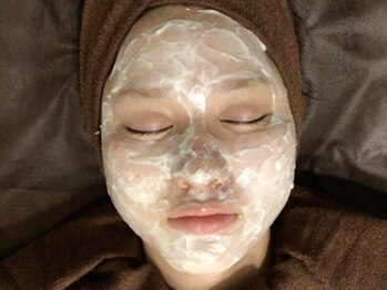 サラリ ビューティー ラウンジ(Sarari BEAUTY LOUNGE)の写真/ヒアルロン酸やハイビスカス葉エキスを配合したカスタードマスクで高保湿&美白に☆くすみや毛穴ケアにも◎