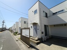 カイロプラクティックサロン ディア(Chiropractic Salon Dear)の雰囲気(白い戸建ての並びの、一番川中小学校寄りが当サロンです。)