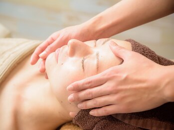 ヒカリノ ヨコハマ(HIKARINO YOKOHAMA)/美容液の塗布