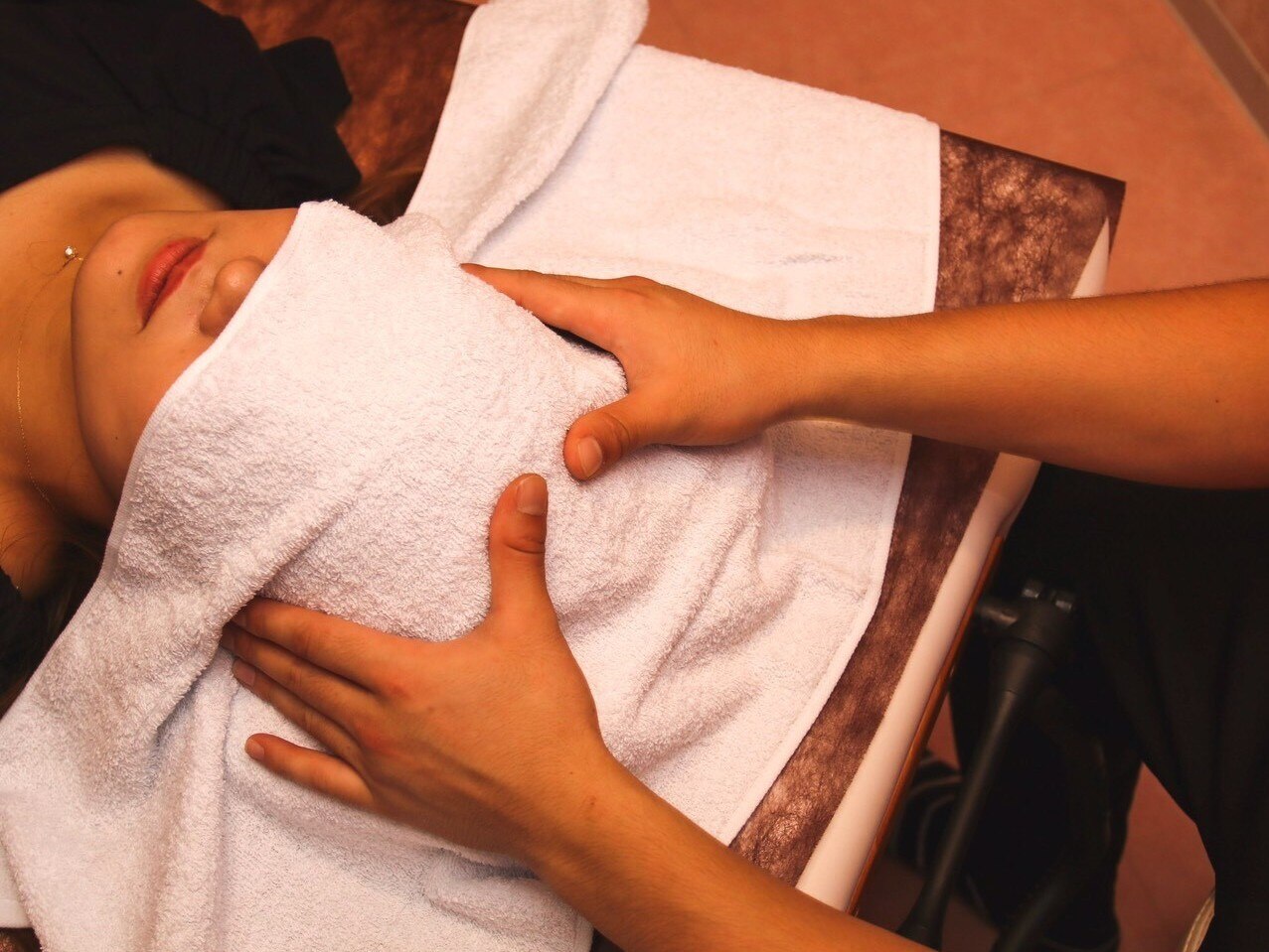 【大人気★首肩こり】全身もみほぐし50分+ヘッドマッサージ10分　3590円