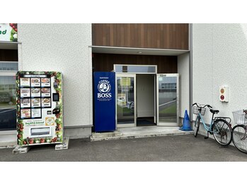 ウレシカ整体/ボスの自販機がある入口から入る