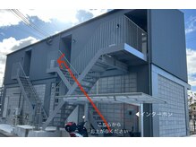 階段横のインターホンを鳴らしてください♪EYERI'sの表札あり。