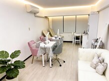 明るく落ち着いた空間です☆映像見ながら施術が楽しめる