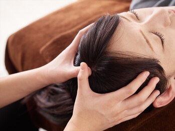 チョナ(chona)の写真/【爽快感抜群の炭酸ヘッドスパ！】炭酸の力で頭皮の血行を促進し、潤いを与えます◎