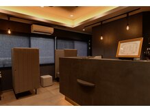 【受付スペース】受付にてお名前をご記入ください。