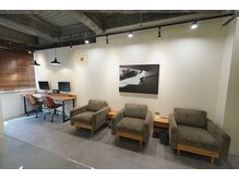サンサンサロン(33salon)の雰囲気（広々とした受付）