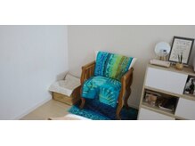 こちらにお掛けください♪