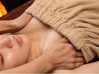 アミカ マジック 梅田茶屋町店(AMiCA Magic)の写真/深部リンパデトックスの背中・デコルテ・脇・腕のテクニックで育乳のための土台作りにも重視しています！