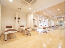 ししまる骨盤整体院 春日井院の雰囲気（解放感のある空間です。施術の際にはカーテンで仕切ります。）