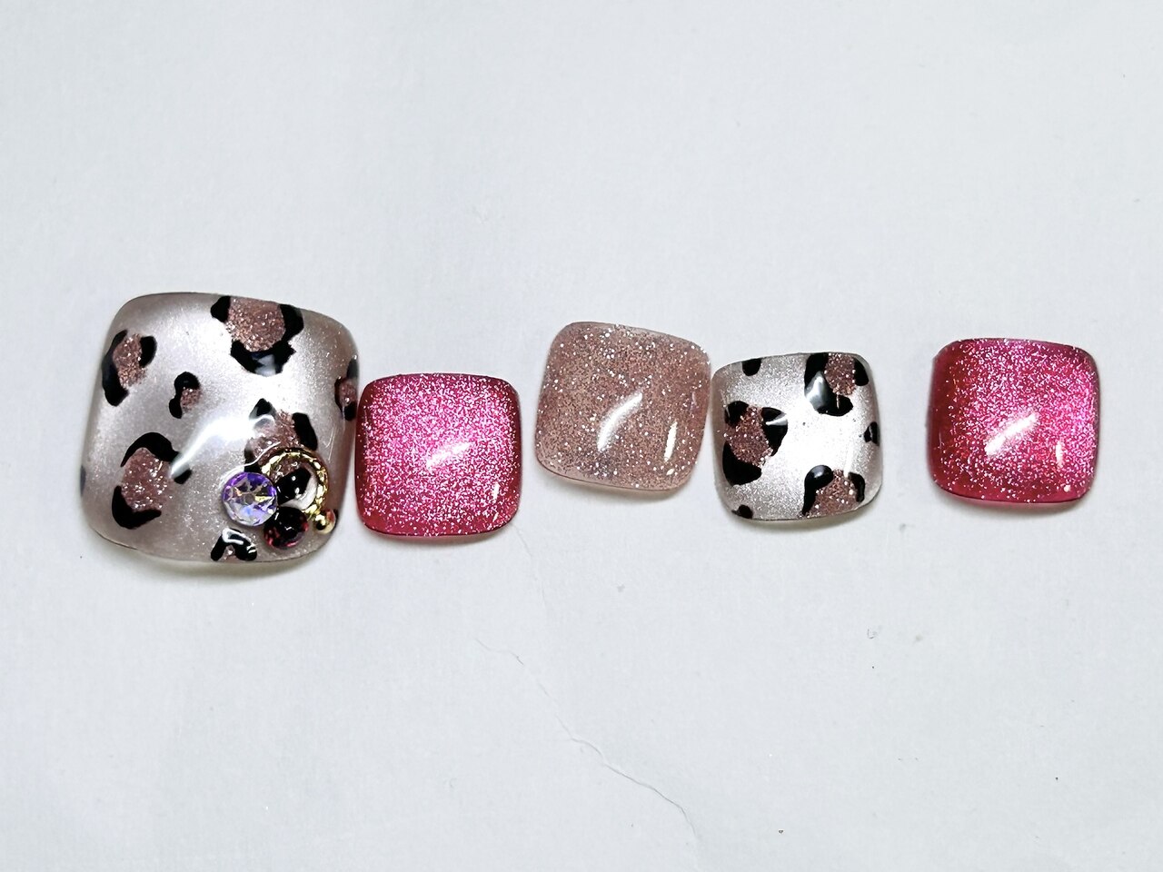 2026年冬トレンド】ヒョウ柄 ピンク フットのネイルデザイン集｜人気順