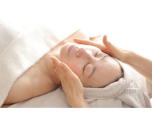 小顔矯正サロン ブルーム/頬骨を寄せます。