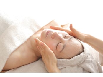 小顔矯正サロン ブルーム/頬骨を寄せます。