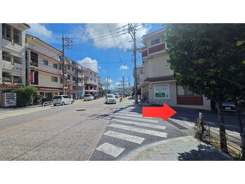zzz... すぅ~/龍潭池首里城ひだり側、信号右へ