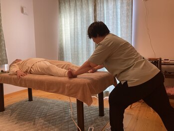 リィシュアー(Re’Assure)/子宮セラピー施術風景