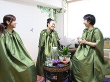 ボディーハーモニー 手と木槌の雰囲気（ご友人を連れてお気軽にお越しください！よもぎ蒸しで温活♪）