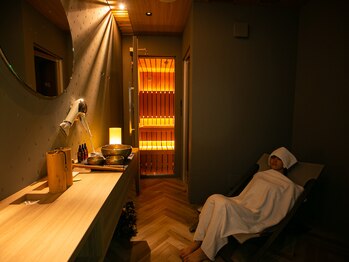 アールイー プライベートサウナ(Re: PRIVATE SAUNA)/タオルで身体を包みこみます