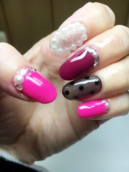 ビューティーネイル(Beauty Nail)/パールやストーンで派手ネイル