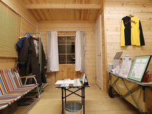 くるみハウスの雰囲気（温かい木の香りに包まれるログハウスのサロンです。）