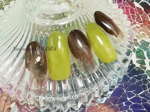 ネイルサロン カラーエイト(Nailsalon COLOR.8)/ピスタチオカラー、塗りかけ