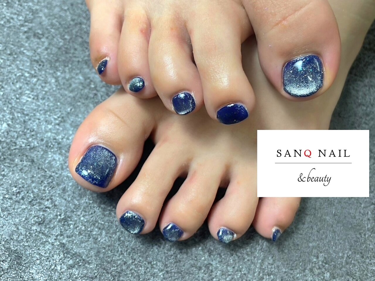 2025年-2026年冬トレンド】ブルー シンプル フットのネイルデザイン集