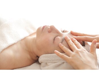 小顔矯正サロン ブルーム/おでこの骨を巻き上げます。