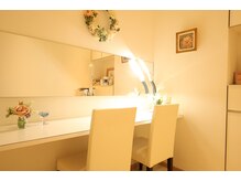 イシス ジェニー マルヤマクラス店(ISIS Genny)/パウダールームで化粧髪の毛整え