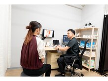 タカオカ接骨院 鍼灸院(TAKAOKA接骨院 鍼灸院)の雰囲気（お身体の状態を聞き取り中(^^♪）