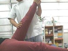 トミー健康院/伸ばしながら左右の固さを調整☆