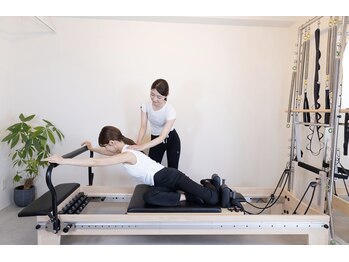 パーソナルマシンピラティス 横浜店の写真/楽しく&慢性的なお悩みもマンツーマンレッスンで解消!肩周りもスッキリ美しく♪首・肩こりなど不調も改善!
